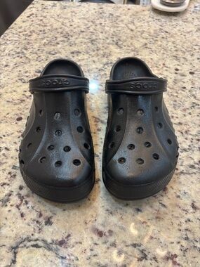 CROCS  mens  Black Classic Clog with Heel Strap